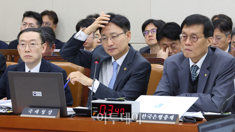▲29일 서울 여의도 국회 기획재정위원회에서 열린 종합감사에 이창용(오른쪽부터) 한국은행 총재, 임광현 국세청장, 이명구 관세청장이 참석하고 있다. 고이란 기자 photoeran@