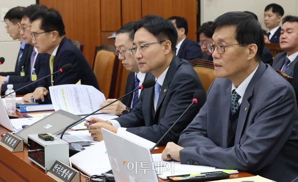 ▲이창용 한국은행 총재가 29일 서울 여의도 국회 기획재정위원회에서 열린 종합감사에서 의원 질의에 답하고 있다. 고이란 기자 photoeran@