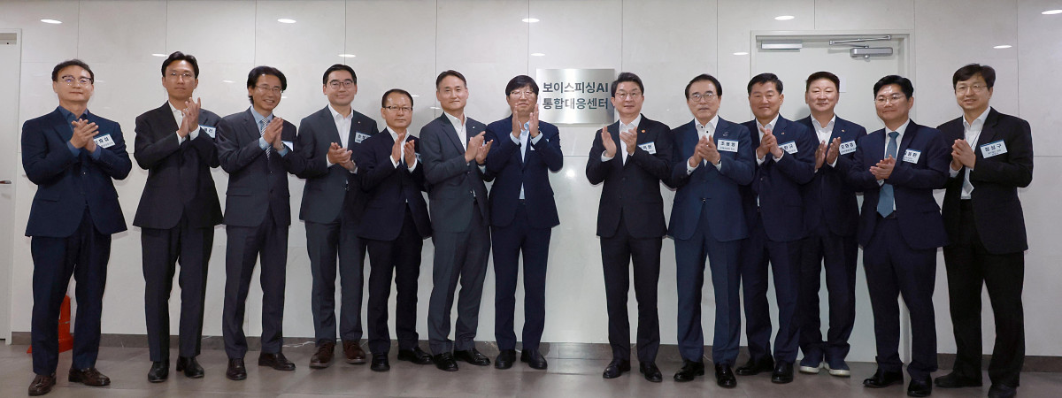 ▲이억원 금융위원장이 29일 경기도 용인시 수지구 금융보안원에서 국무조정실, 금융감독원, 금융헙회장, 통신회사 관계자 등과 함께 '보이스피싱 정보공유·분석 AI 플랫폼(ASAP)' 출범식을 연 뒤 기념촬영을 하고 있다. (사진제공=금융위원회)