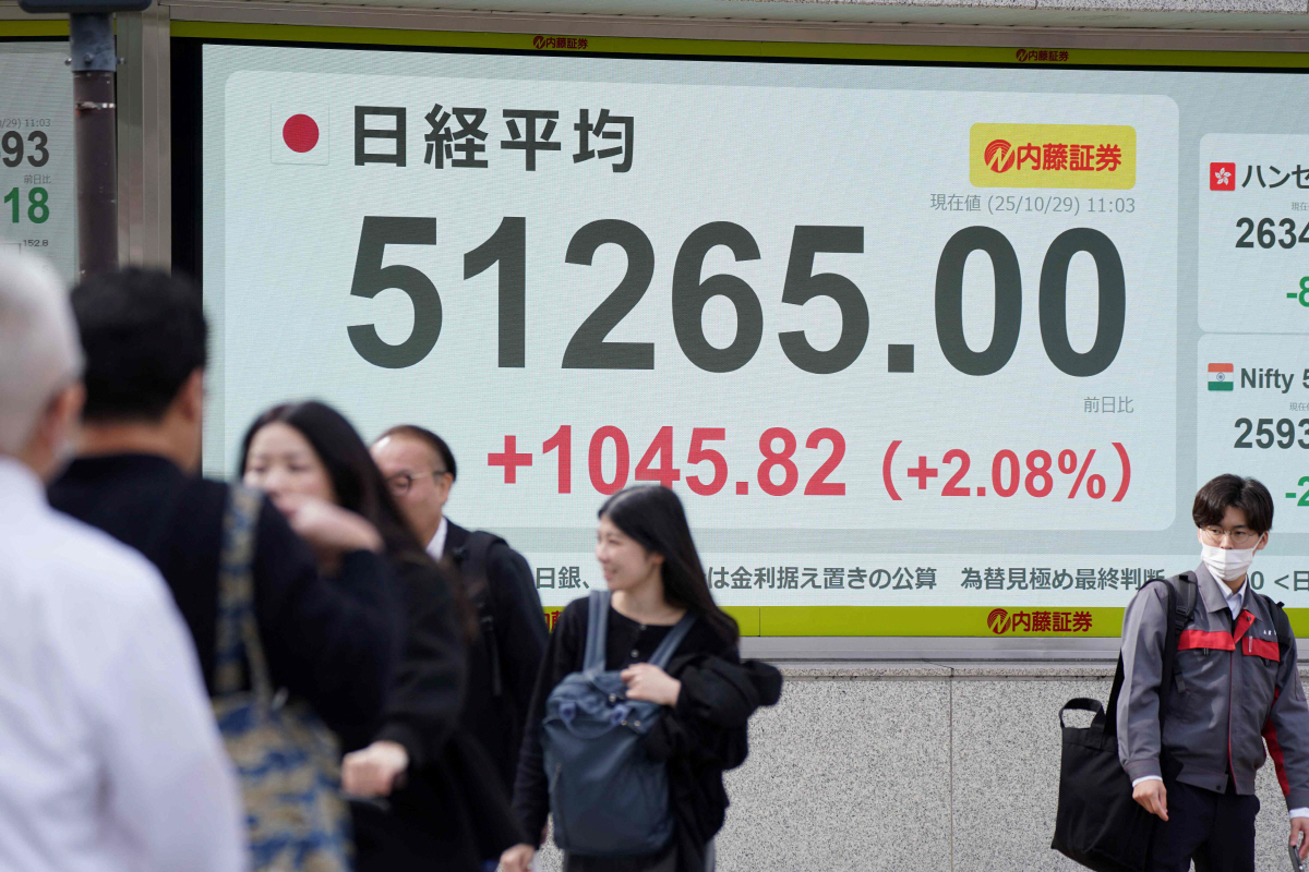 ▲일본 도쿄에서 행인들이 도쿄증권거래소의 닛케이225지수가 표시된 전광판 앞을 지나가고 있다.  (도쿄/AFP연합뉴스)