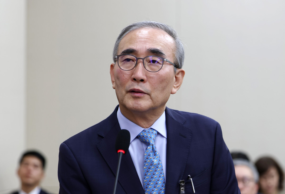 ▲김영섭 KT 대표가 29일 오후 서울 여의도 국회 과학기술정보방송통신위원회에서 열린 과학기술정보통신부 등에 대한 국정감사에서 이훈기 더불어민주당 의원에게 KT 가입자 이탈 현황에 대해 질문을 듣고 생각하고 있다. (뉴시스)