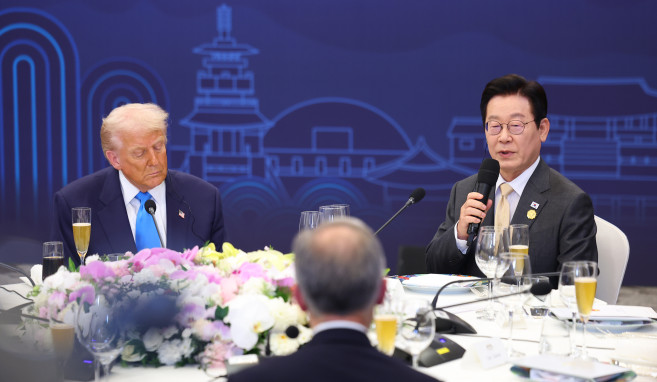 ▲이재명 대통령이 29일 경북 경주 힐튼호텔 그랜드볼룸에서 열린 이 대통령 주최 정상 특별만찬에서 환영사를 하고 있다.  (연합뉴스)