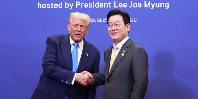 ▲이재명 대통령이 지난달 29일 경북 경주 힐튼호텔 그랜드볼룸에서 열린 대통령 주최 정상 특별만찬에 앞서 도널드 트럼프 미국 대통령을 영접하고 있다.   (연합뉴스)