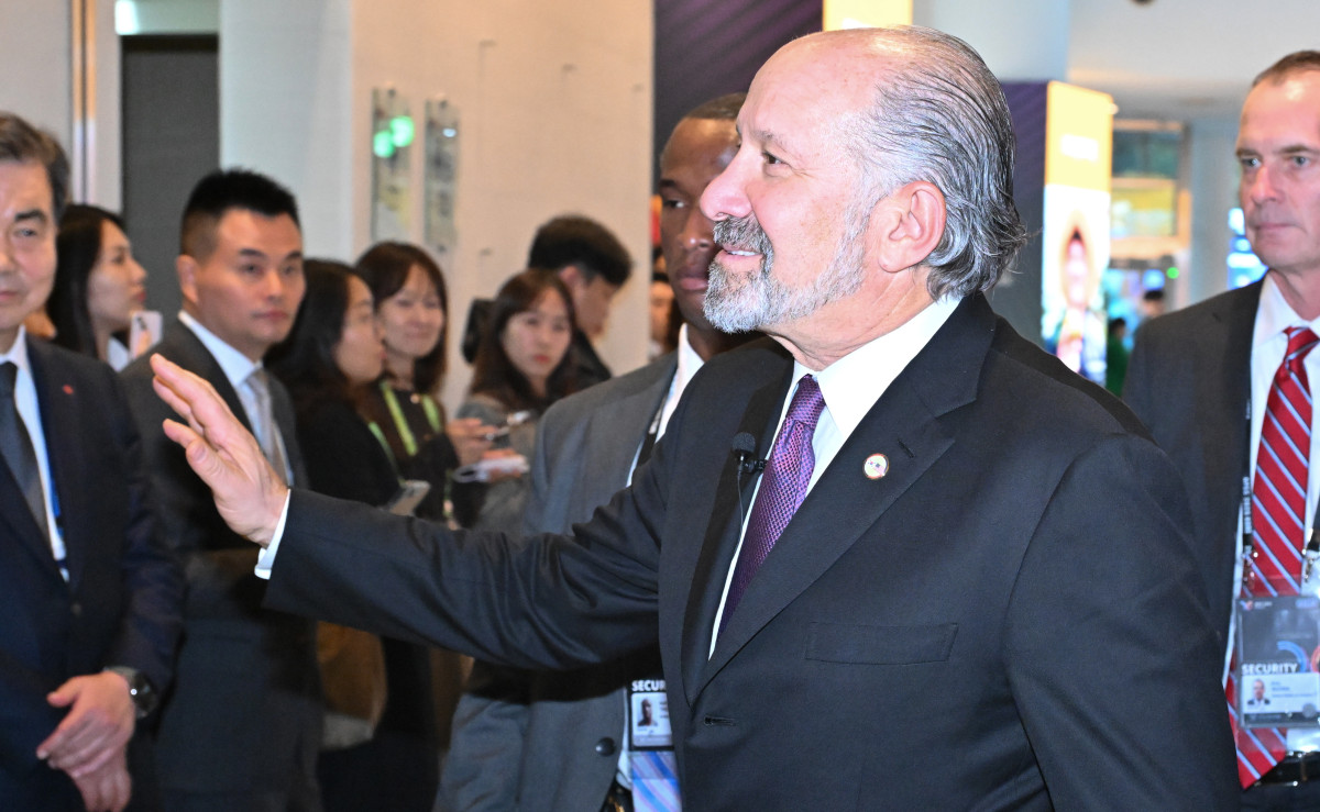 ▲하워드 러트닉 미국 상무부 장관이 29일 경북 경주예술의전당에서 열린 아시아태평양경제협력체(APEC) 정상회의 최고경영자(CEO) 서밋 한미 비즈니스 라운드 테이블 행사에 참석하고 있다.  (연합뉴 )