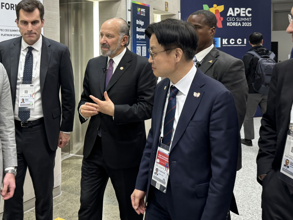 ▲김정관 산업통상부 장관과 하워드 러트닉 미국 상무부 장관이 29일 오후 경북 경주 예술의전당에서 열린 한미 비즈니스 라운드 테이블 행사를 마친 뒤 함께 이동하고 있다. (연합뉴스)