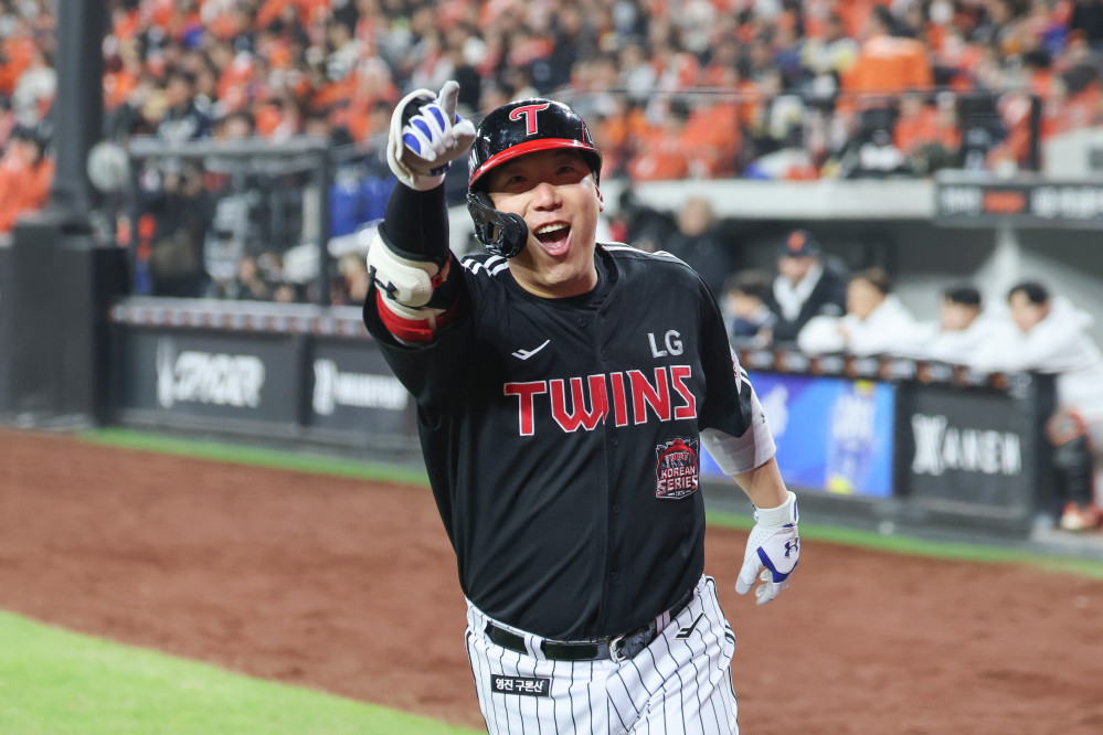 ▲29일 대전한화생명볼파크에서 열린 2025 프로야구 KBO리그 포스트시즌 한국시리즈 3차전 LG 트윈스와 한화 이글스의 경기.    4회초 1사 주자 없는 상황 LG 김현수가 솔로 홈런을 친 뒤 홈으로 들어오며 포효하고 있다.  (연합뉴스)