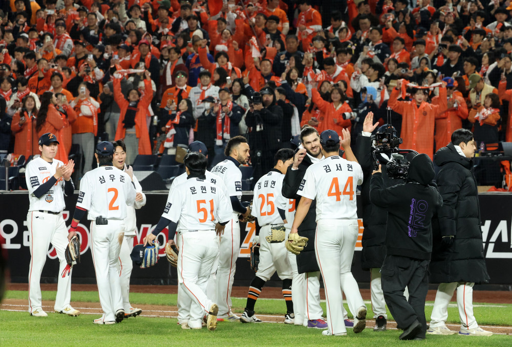 ▲29일 대전한화생명볼파크에서 열린 2025 프로야구 KBO리그 포스트시즌 한국시리즈 3차전 LG 트윈스와 한화 이글스의 경기에서 승리한 한화 선수들이 기쁨을 나누고 있다.  (연합뉴스)