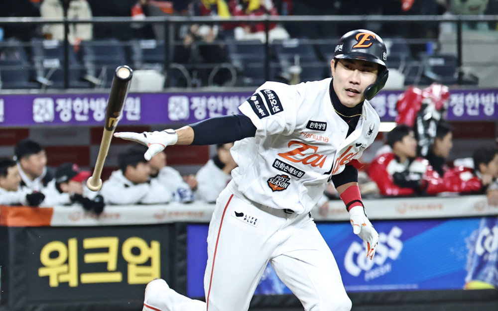 ▲29일 대전한화생명볼파크에서 열린 2025 프로야구 KBO리그 포스트시즌 한국시리즈 3차전 LG 트윈스와 한화 이글스의 경기. 8회말 2사 만루 한화 심우준이 2타점 적시타를 치고 기뻐하고 있다.  (연합뉴스)