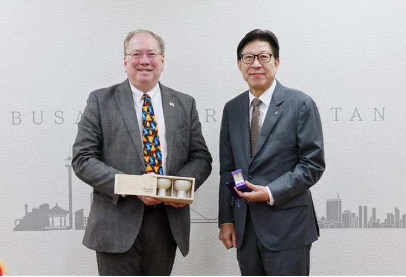 ▲박형준 시장과 영국 지엔그룹 마이넬리 회장이 기념사진을 찍고 있다.  (사진제공=부산시)