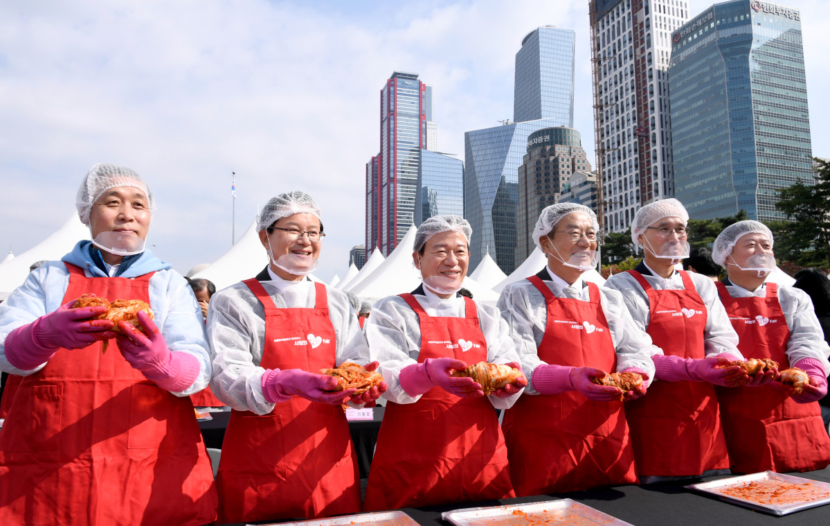 ▲'제15회 사랑의 김치페어' 참여자들이 기념 사진을 촬영하고 있다. (사진 왼쪽부터) NH투자증권 윤병운 대표, 영등포구청 최호권 구청장, 금융투자협회 서유석 회장, 초록우산어린이재단 황영기 회장, 한국예탁결제원 이순호 사장, 한국증권금융 김정각 사장. (사진=금융투자협회) (금융투자협회)