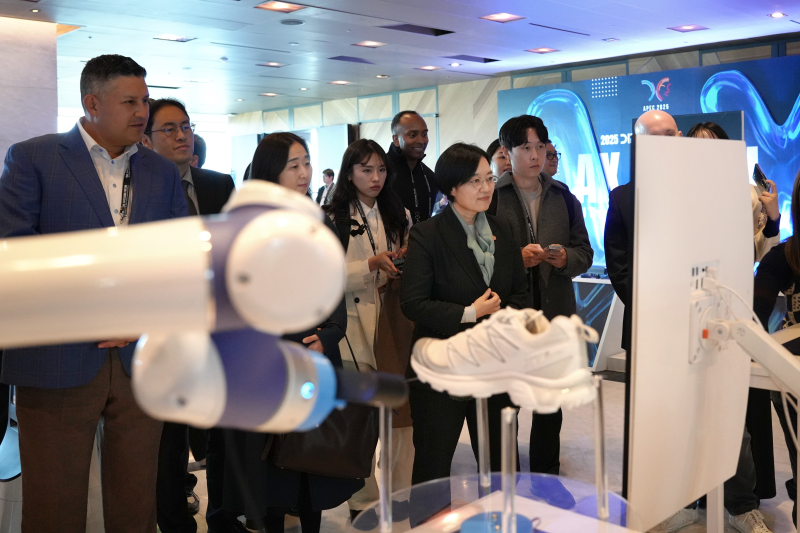 ▲한성숙 중소벤처기업부 장관(가운데)이 ‘글로벌 초격차 테크 콘퍼런스’ 스카이인텔리전스 기술 체험존에서 로봇암 기술 설명을 듣고 있다. (사진제공=SKAI인텔리전스)