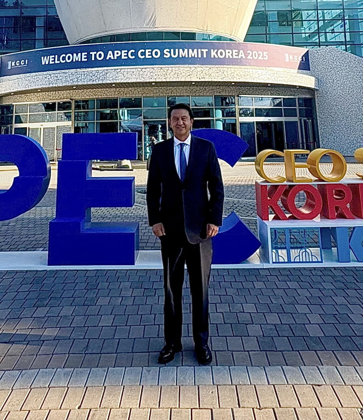 ▲호세 무뇨스 현대차 사장이 아시아·태평양 지역 최대 경제포럼인 '2025 아시아태평양경제협의체(APEC) 최고경영자(CEO) 서밋' 행사장 앞에서 기념촬영을 하고 있다. (사진=호세 무뇨스 현대차 사장 SNS)