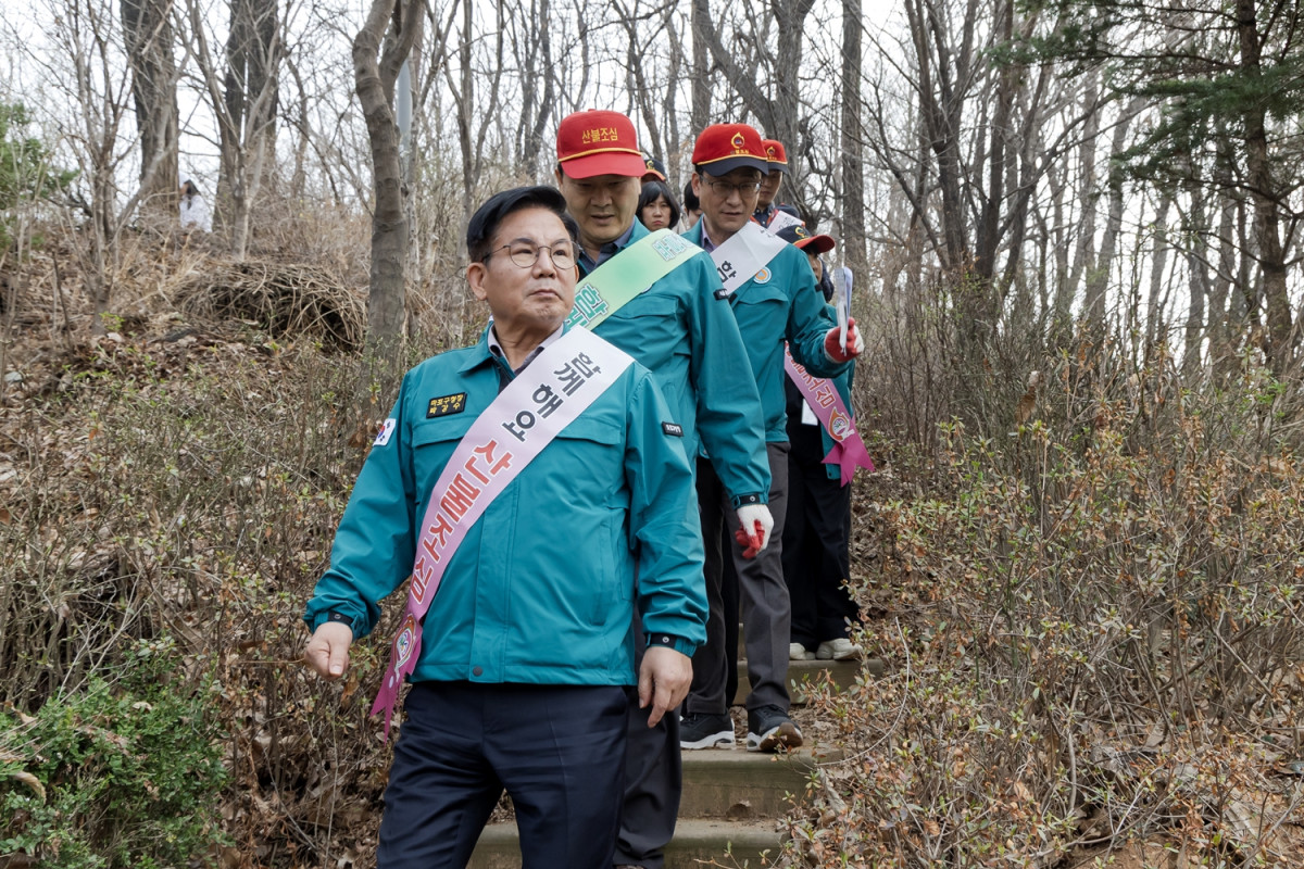 ▲강수 마포구청장이 관내 산림을 점검하며 산불예방 캠페인을 실시하고 있다. (마포구청)