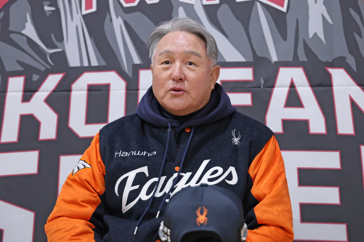 ▲김경문 한화 이글스 감독이 26일 서울 잠실야구장에서 열리는 2025 프로야구 한국시리즈 1차전 한화 이글스 대 LG 트윈스의 경기를 앞두고 인터뷰를 하고 있다.  (연합뉴스)