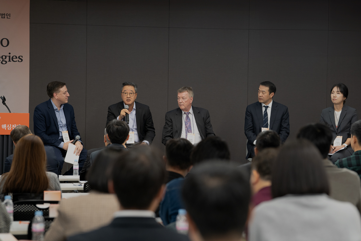 ▲29일 서울 용산구 삼일PwC 본사에서 열린 ‘해외 기업공개(IPO) 핵심 전략’ 세미나에서 참석자들이 패널토론을 진행하고 있다. 왼쪽부터 다니엘 퍼티그 삼일PwC 파트너, 데이비드 리 웹툰엔터테인먼트 최고재무책임자(CFO), 스콧 바텔 루이스 브리스보이스 변호사, 마이클 킴 커클랜드앤엘리스(Kirkland & Ellis) 변호사, 정승원 삼일PwC 파트너. (삼일PwC)