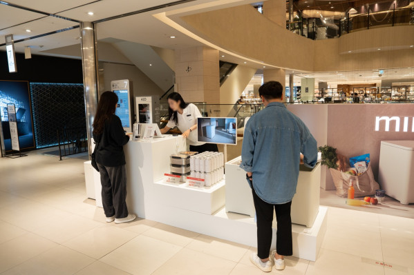 ▲부산 신세계백화점 센텀시티점에서 운영된 미닉스 팝업스토어를 찾은 방문객들이 신제품 ‘더시프트’를 살펴보고 있다. (사진제공=앳홈 )