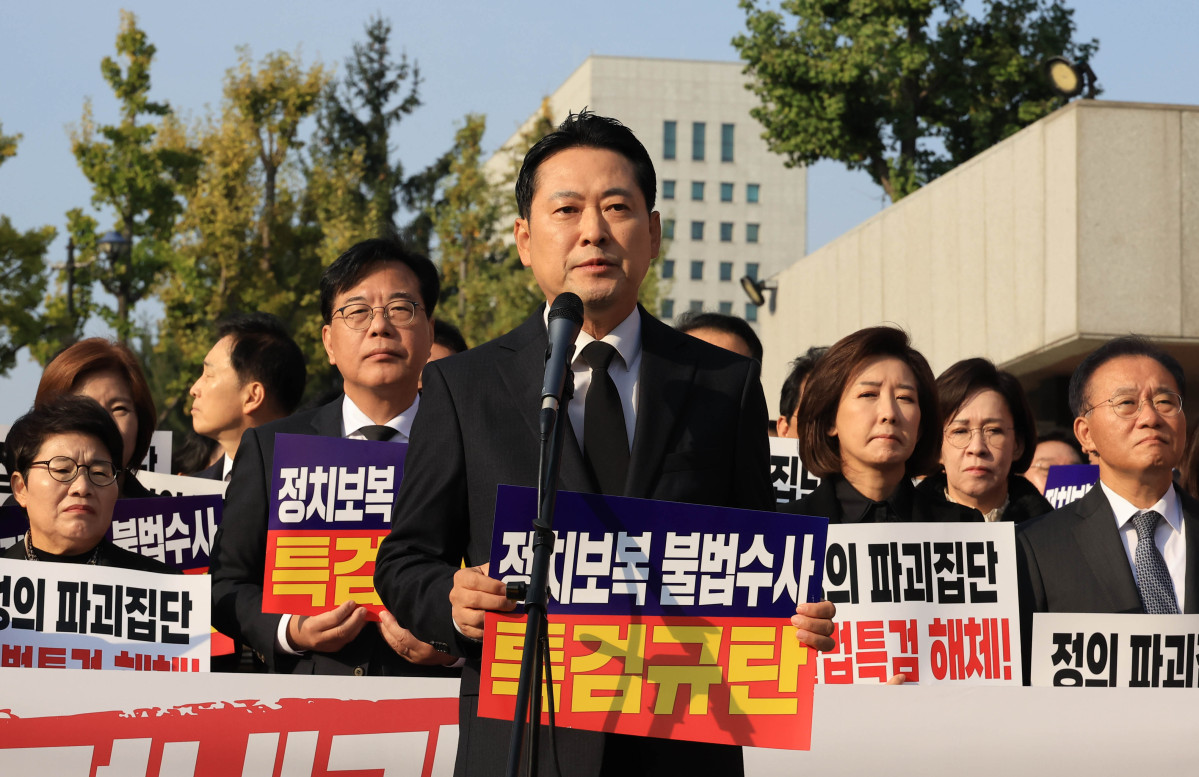 ▲국민의힘 장동혁 대표가 30일 서울 서초구 서울고검에 마련된 조은석 내란특별검사팀 사무실 인근에서 열린 긴급 현장 의원총회에서 발언하고 있다. 2025.10.30  (연합뉴스)