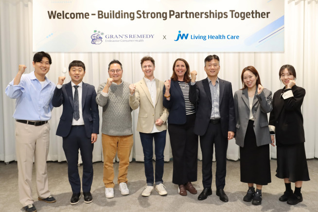 ▲JW생활건강은 뉴질랜드 신발 탈취 브랜드 ‘그랜즈레미디(Gran’s Remedy)’ 개발사 엔데버헬스컨슈머리미티드(Endeavour Health Consumer Limited)와 중장기 파트너십 강화 방안을 논의했다. (왼쪽 넷째부터) 엔데버헬스컨슈머리미티드 벤저민 컬 마케팅 총괄, 켈리 뒤 프리즈 글로벌 주요 거래처 담당 매니저, 윤성훈 JW생활건강 유통전략사업본부장과 임직원들이 기념촬영을 하고 있다. (사진제공=JW생활건강)