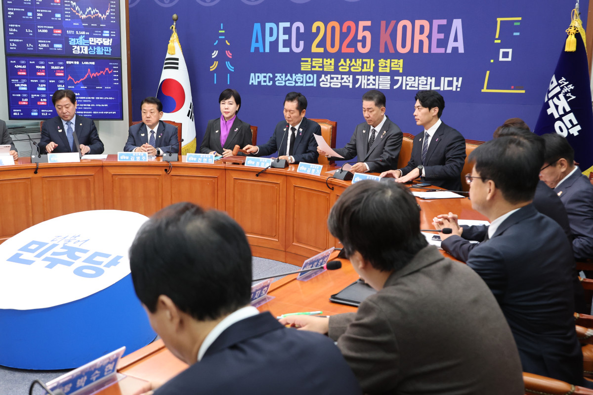 ▲정청래 더불어민주당 대표가 29일 서울 여의도 국회에서 최고위원회의를 주재하며 의사봉을 두드리고 있다. (연합뉴스)