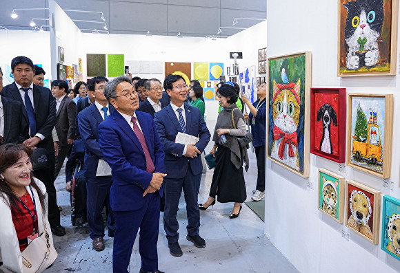 ▲강기정 광주광역시장이 23일 오후 김대중컨벤션센터에서 열린 '제16회 광주국제아트페어'에 참석해 내빈들과 전시작품을 관람하고 있다./광주광역시 제공 (사진제공=광주시)