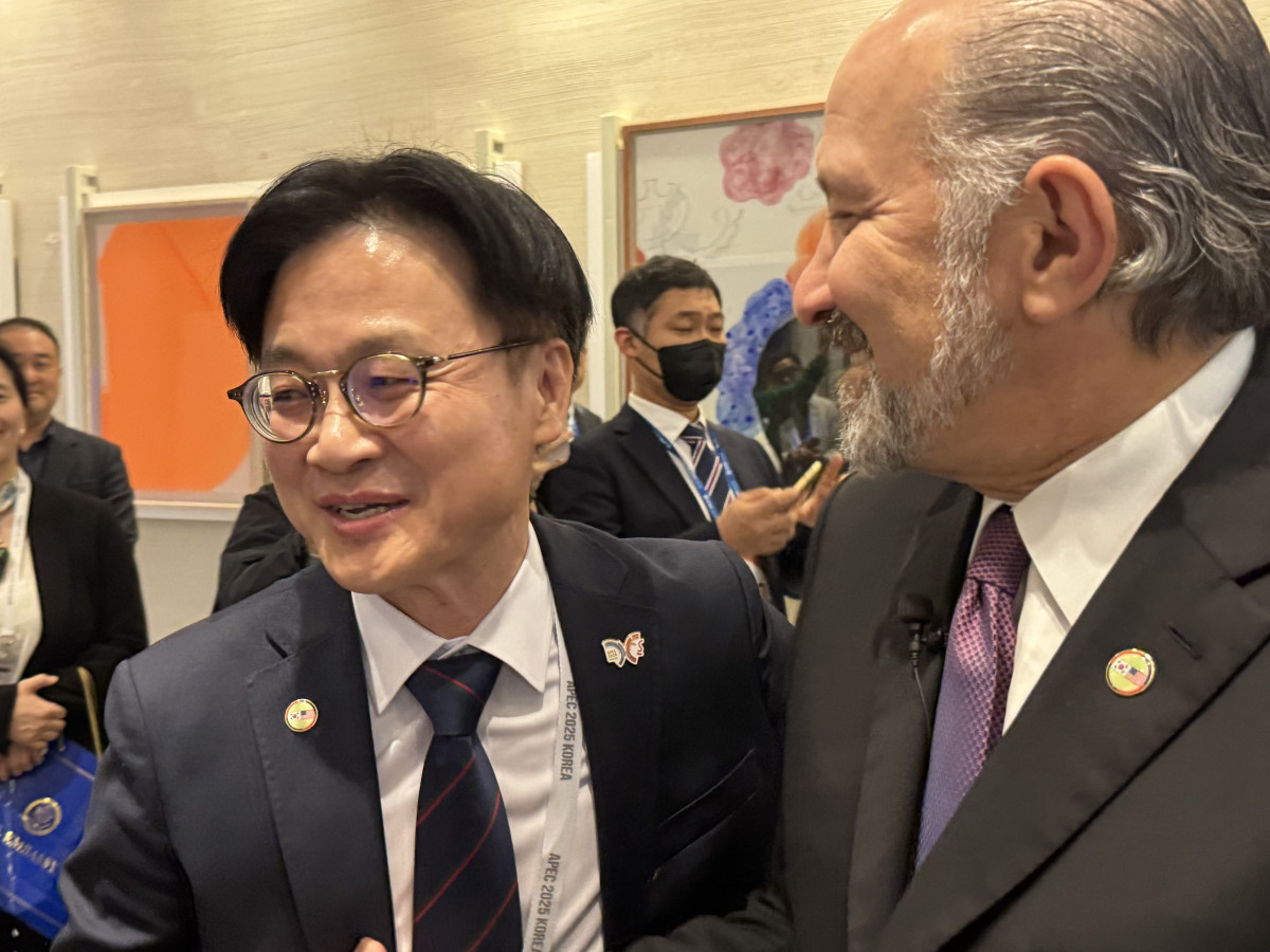 ▲하워드 러트닉 미국 상무부 장관과 김정관 산업통상부 장관이 29일 오후 경북 경주 예술의전당에서 열린 한미 비즈니스 라운드 테이블에 참석 직전 포옹하고 있다. (연합뉴스)