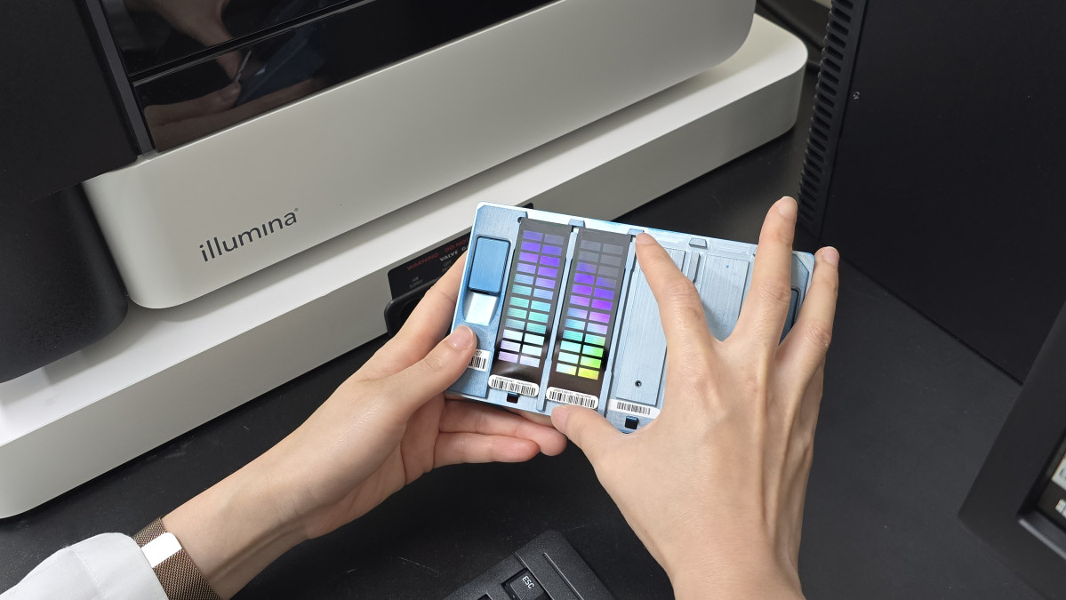 ▲한국농업기술진흥원 연구진이 한우 유전체를 분석하고 있다. (사진제공=한국농업기술진흥원)