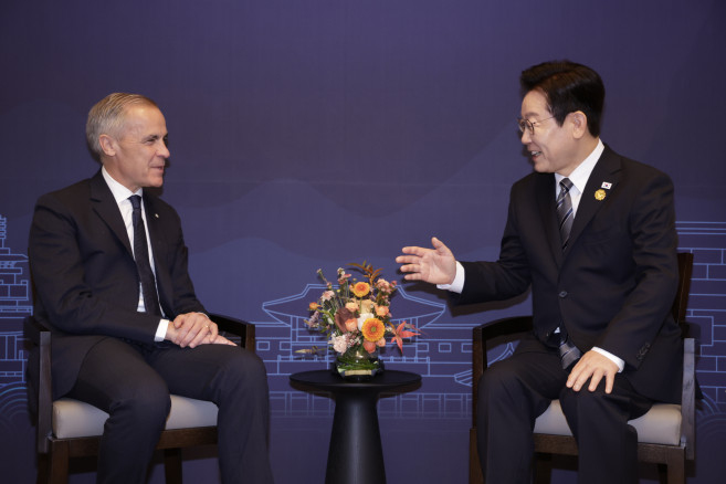 ▲이재명 대통령과 마크 카니 캐나다 총리가 30일 경북 경주의 한 호텔에서 정상회담을 하고 있다.  (연합뉴스)