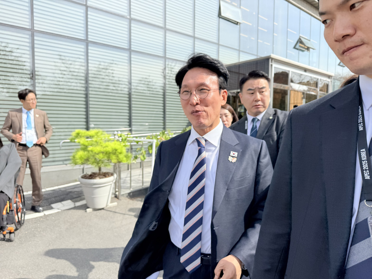 ▲김민석 국무총리가 30일 경북 경주엑스포대공원 인근 식당에서 점심 식사를 마친 뒤 이동하고 있다. (경주=조아라 기자)