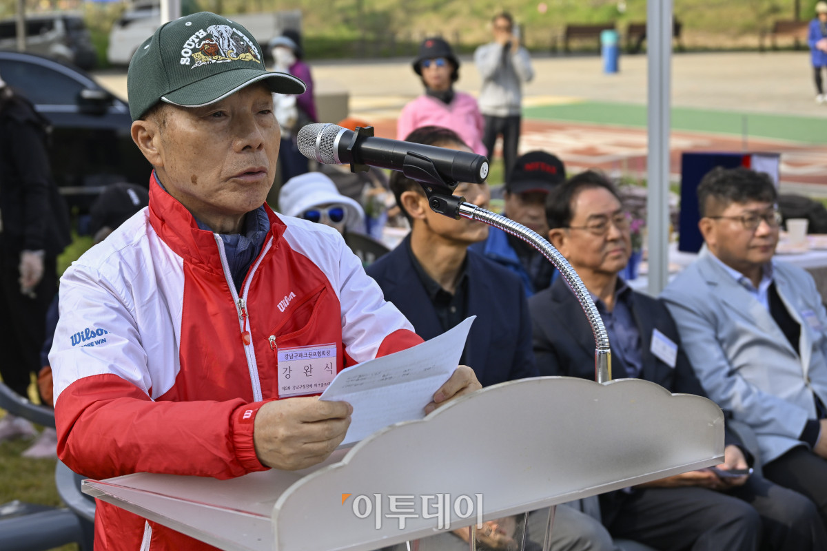 ▲강완식 강남구파크골프협회장이 30일 서울 강남구 강남탄천파크골프장에서 열린 제5회 강남구청장배 파크골프대회에서 대회사를 하고 있다. 이날 열린 강남구청장배 파크골프대회는 이투데이피엔씨와 강남구파크골프협회가 공동주관한 대회로 이투데이피엔씨가 시상금·시상품 공동 부담과 더불어 대회 운영용품 등 예산 및 물품을 협찬하고, 우승 트로피 제작을 지원했다. 조현호 기자 hyunho@