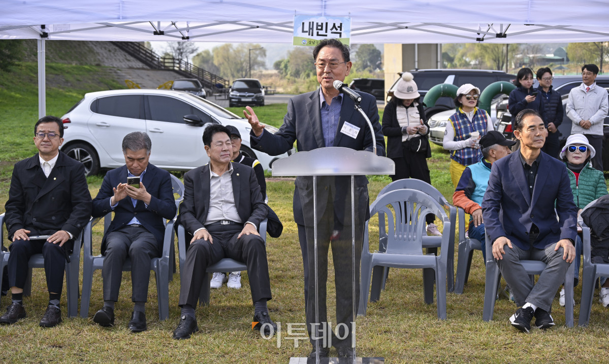 ▲이종재 이투데이그룹 부회장이 30일 서울 강남구 강남탄천파크골프장에서 열린 제5회 강남구청장배 파크골프대회에서 축사를 하고 있다. 이날 열린 강남구청장배 파크골프대회는 이투데이피엔씨와 강남구파크골프협회가 공동주관한 대회로 이투데이피엔씨가 시상금·시상품 공동 부담과 더불어 대회 운영용품 등 예산 및 물품을 협찬하고, 우승 트로피 제작을 지원했다. 조현호 기자 hyunho@