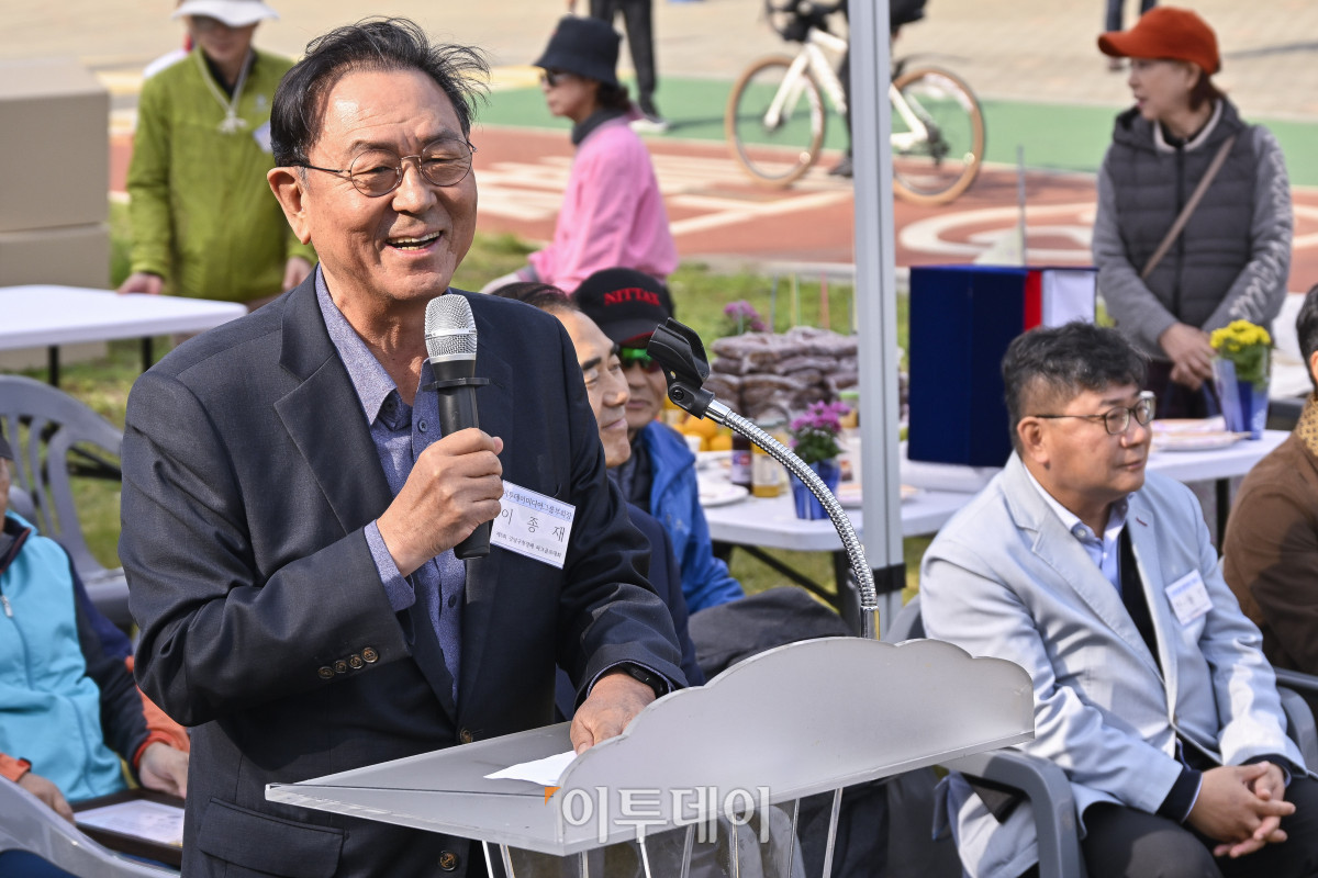 ▲이종재 이투데이그룹 부회장이 30일 서울 강남구 강남탄천파크골프장에서 열린 제5회 강남구청장배 파크골프대회에서 축사를 하고 있다. 이날 열린 강남구청장배 파크골프대회는 이투데이피엔씨와 강남구파크골프협회가 공동주관한 대회로 이투데이피엔씨가 시상금·시상품 공동 부담과 더불어 대회 운영용품 등 예산 및 물품을 협찬하고, 우승 트로피 제작을 지원했다. 조현호 기자 hyunho@