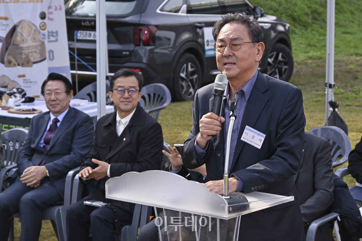 ▲이종재 이투데이그룹 부회장이 30일 서울 강남구 강남탄천파크골프장에서 열린 제5회 강남구청장배 파크골프대회에서 축사를 하고 있다. 이날 열린 강남구청장배 파크골프대회는 이투데이피엔씨와 강남구파크골프협회가 공동주관한 대회로 이투데이피엔씨가 시상금·시상품 공동 부담과 더불어 대회 운영용품 등 예산 및 물품을 협찬하고, 우승 트로피 제작을 지원했다. 조현호 기자 hyunho@