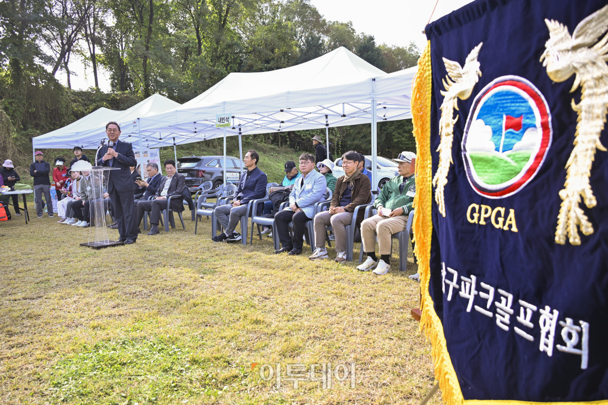 ▲이종재 이투데이그룹 부회장이 30일 서울 강남구 강남탄천파크골프장에서 열린 제5회 강남구청장배 파크골프대회에서 축사를 하고 있다. 이날 열린 강남구청장배 파크골프대회는 이투데이피엔씨와 강남구파크골프협회가 공동주관한 대회로 이투데이피엔씨가 시상금·시상품 공동 부담과 더불어 대회 운영용품 등 예산 및 물품을 협찬하고, 우승 트로피 제작을 지원했다. 조현호 기자 hyunho@