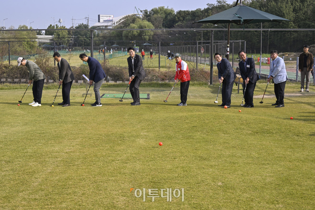 ▲이종재(오른쪽 두 번째) 이투데이그룹 부회장과 신동민(오른쪽) 이투데이피엔씨 대표 등 참석자들이 30일 서울 강남구 강남탄천파크골프장에서 열린 제5회 강남구청장배 파크골프대회에서 시타를 하고 있다. 이날 열린 강남구청장배 파크골프대회는 이투데이피엔씨와 강남구파크골프협회가 공동주관한 대회로 이투데이피엔씨가 시상금·시상품 공동 부담과 더불어 대회 운영용품 등 예산 및 물품을 협찬하고, 우승 트로피 제작을 지원했다. 조현호 기자 hyunho@