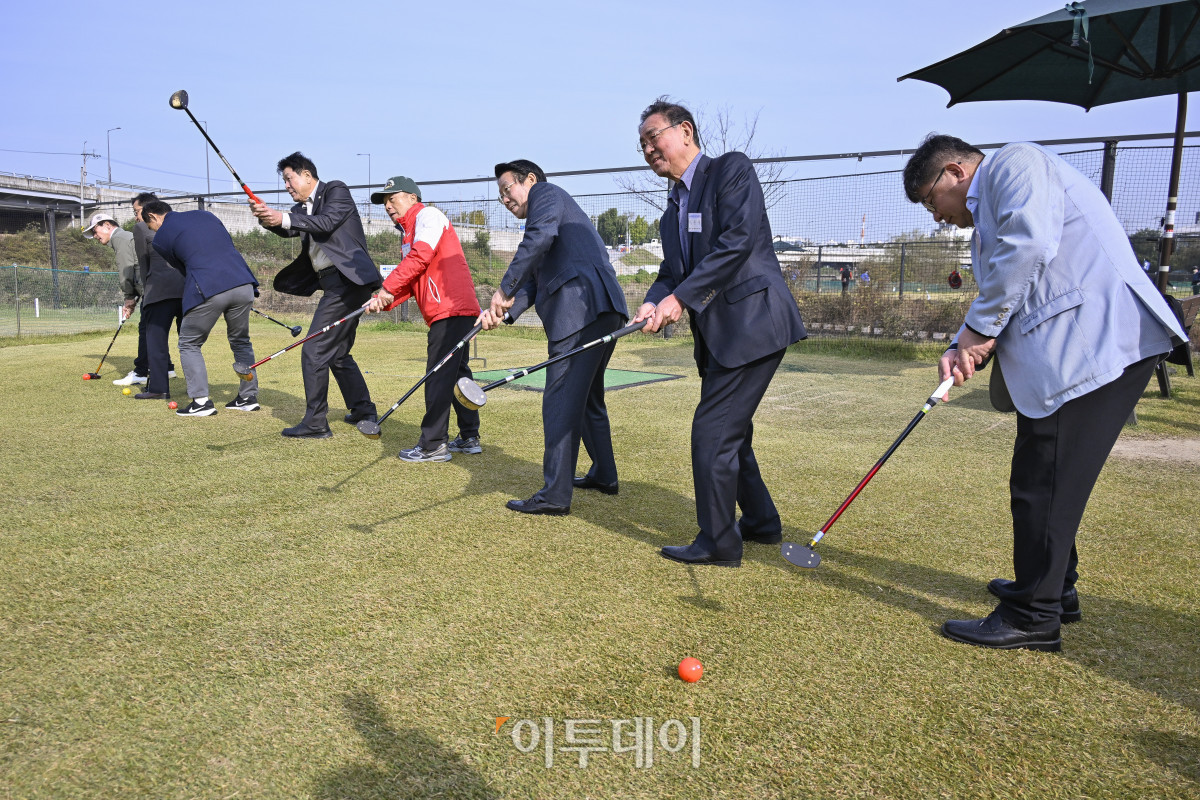 ▲이종재(오른쪽 두 번째) 이투데이그룹 부회장과 신동민(오른쪽) 이투데이피엔씨 대표 등 참석자들이 30일 서울 강남구 강남탄천파크골프장에서 열린 제5회 강남구청장배 파크골프대회에서 시타를 하고 있다. 이날 열린 강남구청장배 파크골프대회는 이투데이피엔씨와 강남구파크골프협회가 공동주관한 대회로 이투데이피엔씨가 시상금·시상품 공동 부담과 더불어 대회 운영용품 등 예산 및 물품을 협찬하고, 우승 트로피 제작을 지원했다. 조현호 기자 hyunho@