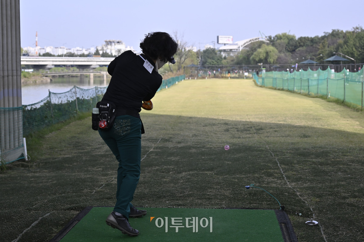 ▲30일 서울 강남구 강남탄천파크골프장에서 열린 제5회 강남구청장배 파크골프대회에서 선수들이 경기를 펼치고 있다. 이날 열린 강남구청장배 파크골프대회는 이투데이피엔씨와 강남구파크골프협회가 공동주관한 대회로 이투데이피엔씨가 시상금·시상품 공동 부담과 더불어 대회 운영용품 등 예산 및 물품을 협찬하고, 우승 트로피 제작을 지원했다. 조현호 기자 hyunho@