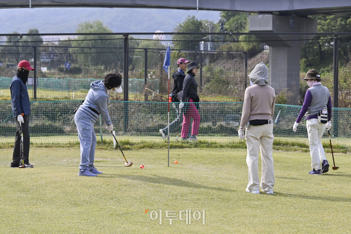 ▲30일 서울 강남구 강남탄천파크골프장에서 열린 제5회 강남구청장배 파크골프대회에서 선수들이 경기를 펼치고 있다. 이날 열린 강남구청장배 파크골프대회는 이투데이피엔씨와 강남구파크골프협회가 공동주관한 대회로 이투데이피엔씨가 시상금·시상품 공동 부담과 더불어 대회 운영용품 등 예산 및 물품을 협찬하고, 우승 트로피 제작을 지원했다. 조현호 기자 hyunho@