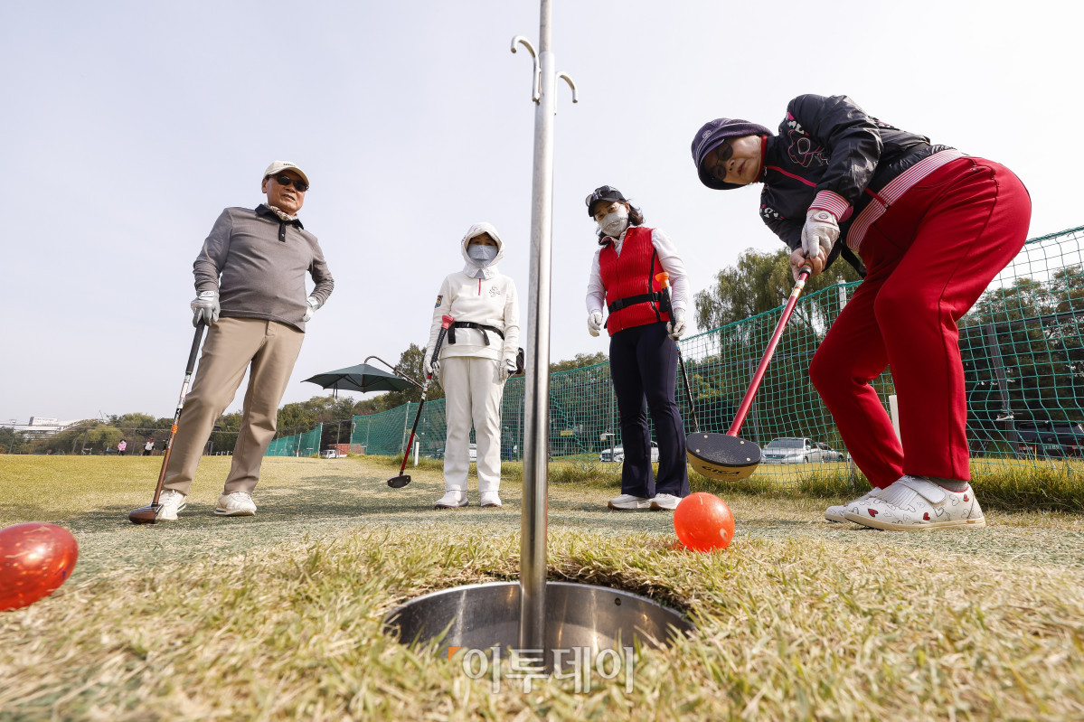 ▲30일 서울 강남구 강남탄천파크골프장에서 열린 제5회 강남구청장배 파크골프대회에서 선수들이 경기를 펼치고 있다. 이날 열린 강남구청장배 파크골프대회는 이투데이피엔씨와 강남구파크골프협회가 공동주관한 대회로 이투데이피엔씨가 시상금·시상품 공동 부담과 더불어 대회 운영용품 등 예산 및 물품을 협찬하고, 우승 트로피 제작을 지원했다. 조현호 기자 hyunho@