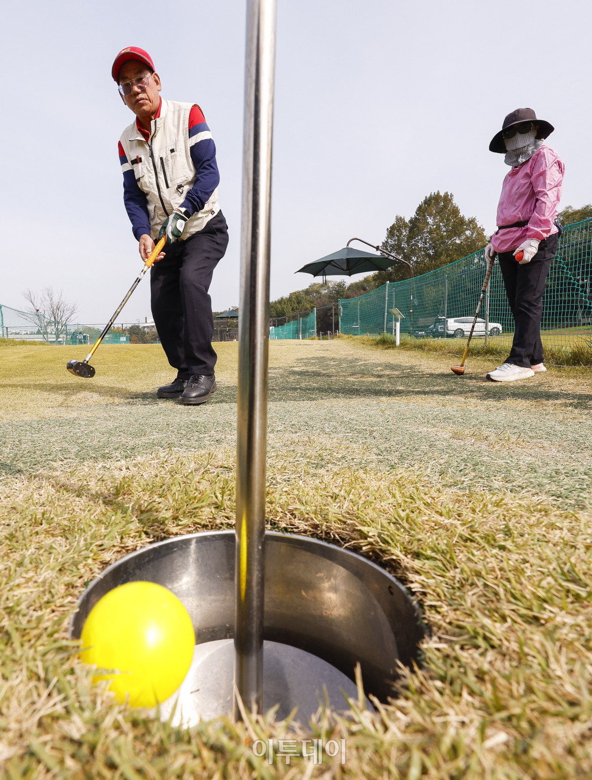 ▲30일 서울 강남구 강남탄천파크골프장에서 열린 제5회 강남구청장배 파크골프대회에서 선수들이 경기를 펼치고 있다. 이날 열린 강남구청장배 파크골프대회는 이투데이피엔씨와 강남구파크골프협회가 공동주관한 대회로 이투데이피엔씨가 시상금·시상품 공동 부담과 더불어 대회 운영용품 등 예산 및 물품을 협찬하고, 우승 트로피 제작을 지원했다. 조현호 기자 hyunho@
