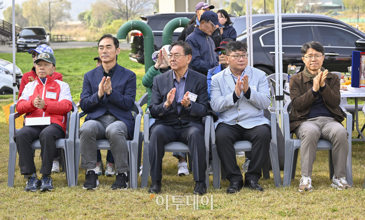 ▲이종재(가운데) 이투데이그룹 부회장과 신동민(오른쪽 두 번째) 이투데이피엔씨 대표 등 참석자들이 30일 서울 강남구 강남탄천파크골프장에서 열린 제5회 강남구청장배 파크골프대회에서 박수를 치고 있다. 이날 열린 강남구청장배 파크골프대회는 이투데이피엔씨와 강남구파크골프협회가 공동주관한 대회로 이투데이피엔씨가 시상금·시상품 공동 부담과 더불어 대회 운영용품 등 예산 및 물품을 협찬하고, 우승 트로피 제작을 지원했다. 조현호 기자 hyunho@