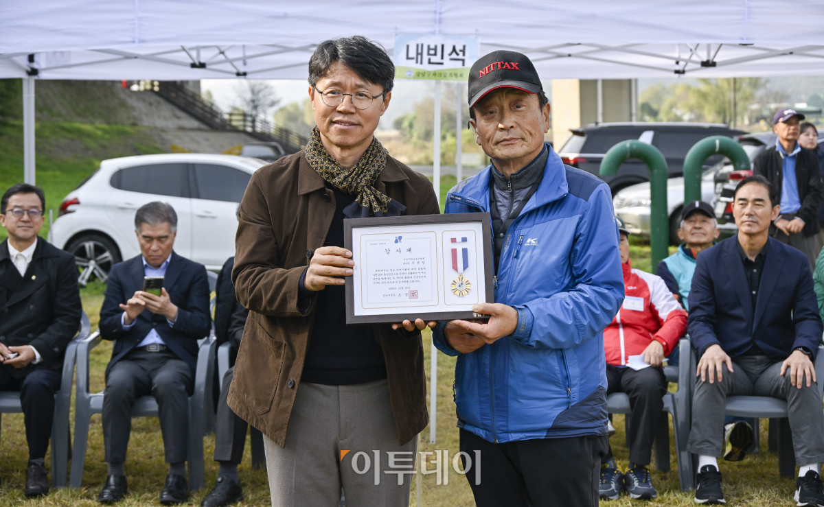 ▲30일 서울 강남구 강남탄천파크골프장에서 열린 제5회 강남구청장배 파크골프대회에서 신규섭(오른쪽) 강남구파크골프협회 클럽장이 이관영 강남구청 생활체육과 팀장에게 감사패를 받은 후 기념촬영을 하고 있다. 이날 열린 강남구청장배 파크골프대회는 이투데이피엔씨와 강남구파크골프협회가 공동주관한 대회로 이투데이피엔씨가 시상금·시상품 공동 부담과 더불어 대회 운영용품 등 예산 및 물품을 협찬하고, 우승 트로피 제작을 지원했다. 조현호 기자 hyunho@