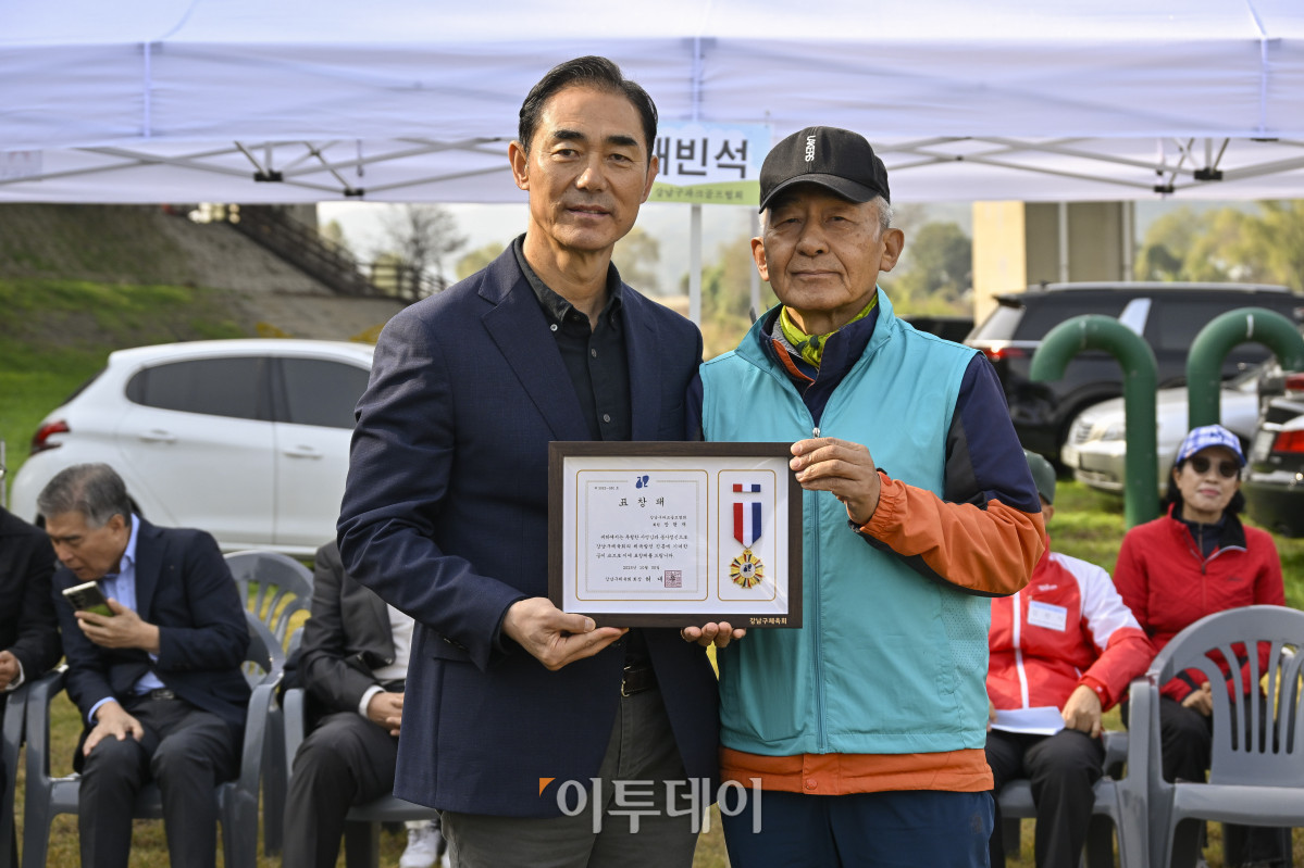 ▲30일 서울 강남구 강남탄천파크골프장에서 열린 제5회 강남구청장배 파크골프대회에서 장현재(오른쪽) 강남구파크골프협회 회원이 허대무 강남구체육회장에게 표창패를 받은 후 기념촬영을 하고 있다. 이날 열린 강남구청장배 파크골프대회는 이투데이피엔씨와 강남구파크골프협회가 공동주관한 대회로 이투데이피엔씨가 시상금·시상품 공동 부담과 더불어 대회 운영용품 등 예산 및 물품을 협찬하고, 우승 트로피 제작을 지원했다. 조현호 기자 hyunho@