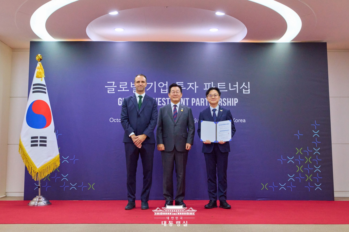 ▲르노코리아 니콜라 파리 사장이 지난 29일 ‘APEC CEO SUMMIT KOREA 2025’의글로벌 기업 투자 파트너십 행사에서 신규 투자 계획을 정부에 전달했다. (사진=대통령실)