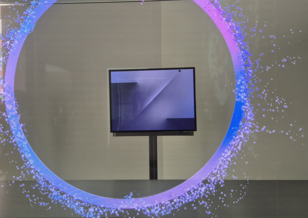 ▲아시아태평양경제협력체(APEC) 행사장에 전시된 ‘갤럭시 Z 트라이폴드폰’ (박민웅 기자 pmw7001@)