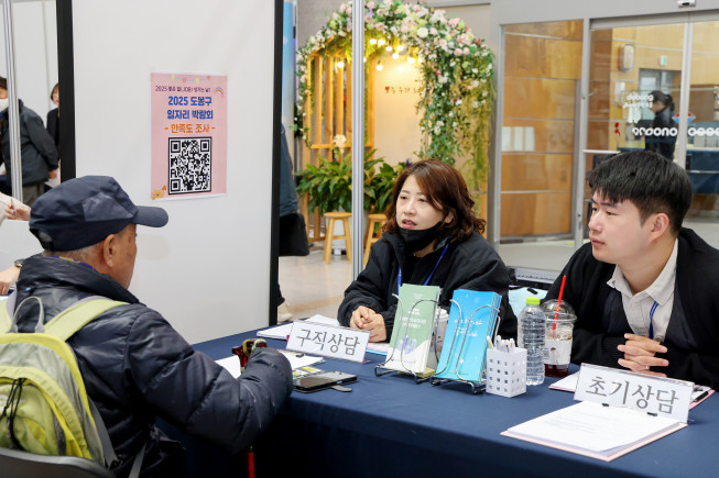 ▲도봉구 주민이 28일 열린 도봉구 일자리 박람회에서 취업 상담을 받고 있다. (사진제공=도봉구)