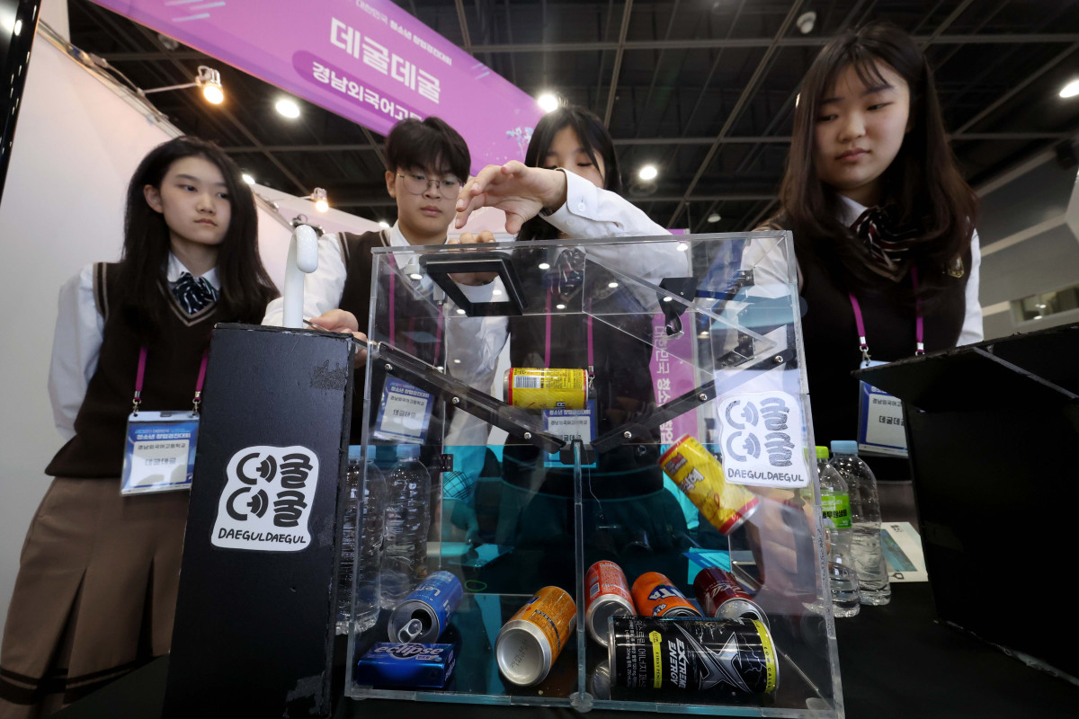 ▲30일 서울 서초구 aT센터에서 열린 ‘2025 대한민국 청소년창업경진대회’에서 경남외고 학생들이 자원순환을 위한 고철-알루미늄 자석 분류기를 시연하고 있다. 교육부와 17개 시·도교육청 주최로 올해 12번째를 맞이한 '대한민국 청소년 창업경진대회'는 ‘인공지능(AI) 시대의 주역, 창업으로 미래를 열다!’를 주제로 운영됐다. 지난해(498개)보다 150개가 증가한 전국 648개 청소년 창업동아리가 참가했으며, 결선엔 50개 동아리가 진출해 동아리관(부스)을 운영하고 활동 성과를 공유했다. 결선에서는 온라인 발표 심사 결과와 당일 부스 운영 심사 결과를 종합해 최종 시상 동아리가 선정된다. 신태현 기자 holjjak@