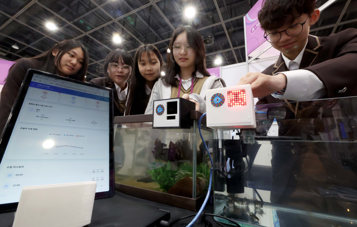 ▲30일 서울 서초구 aT센터에서 열린 ‘2025 대한민국 청소년창업경진대회’에서 장검중 학생들이 AI를 활용한 수질개선 보조장치를 시연하고 있다. 교육부와 17개 시·도교육청 주최로 올해 12번째를 맞이한 '대한민국 청소년 창업경진대회'는 ‘인공지능(AI) 시대의 주역, 창업으로 미래를 열다!’를 주제로 운영됐다. 지난해(498개)보다 150개가 증가한 전국 648개 청소년 창업동아리가 참가했으며, 결선엔 50개 동아리가 진출해 동아리관(부스)을 운영하고 활동 성과를 공유했다. 결선에서는 온라인 발표 심사 결과와 당일 부스 운영 심사 결과를 종합해 최종 시상 동아리가 선정된다. 신태현 기자 holjjak@