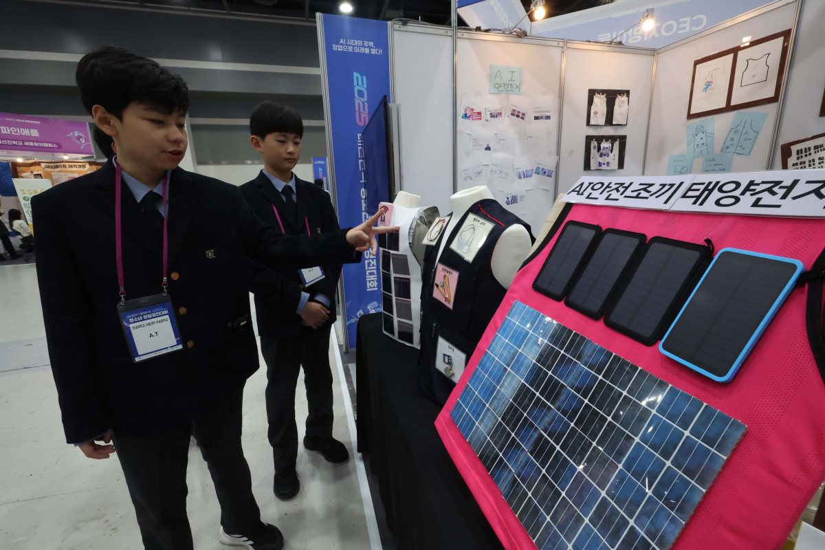 ▲30일 서울 서초구 aT센터에서 열린 ‘2025 대한민국 청소년창업경진대회’에서 전대부중 학생들이 태양전지를 부착한 AI안전조끼를 설명하고 있다. 교육부와 17개 시·도교육청 주최로 올해 12번째를 맞이한 '대한민국 청소년 창업경진대회'는 ‘인공지능(AI) 시대의 주역, 창업으로 미래를 열다!’를 주제로 운영됐다. 지난해(498개)보다 150개가 증가한 전국 648개 청소년 창업동아리가 참가했으며, 결선엔 50개 동아리가 진출해 동아리관(부스)을 운영하고 활동 성과를 공유했다. 결선에서는 온라인 발표 심사 결과와 당일 부스 운영 심사 결과를 종합해 최종 시상 동아리가 선정된다. 신태현 기자 holjjak@