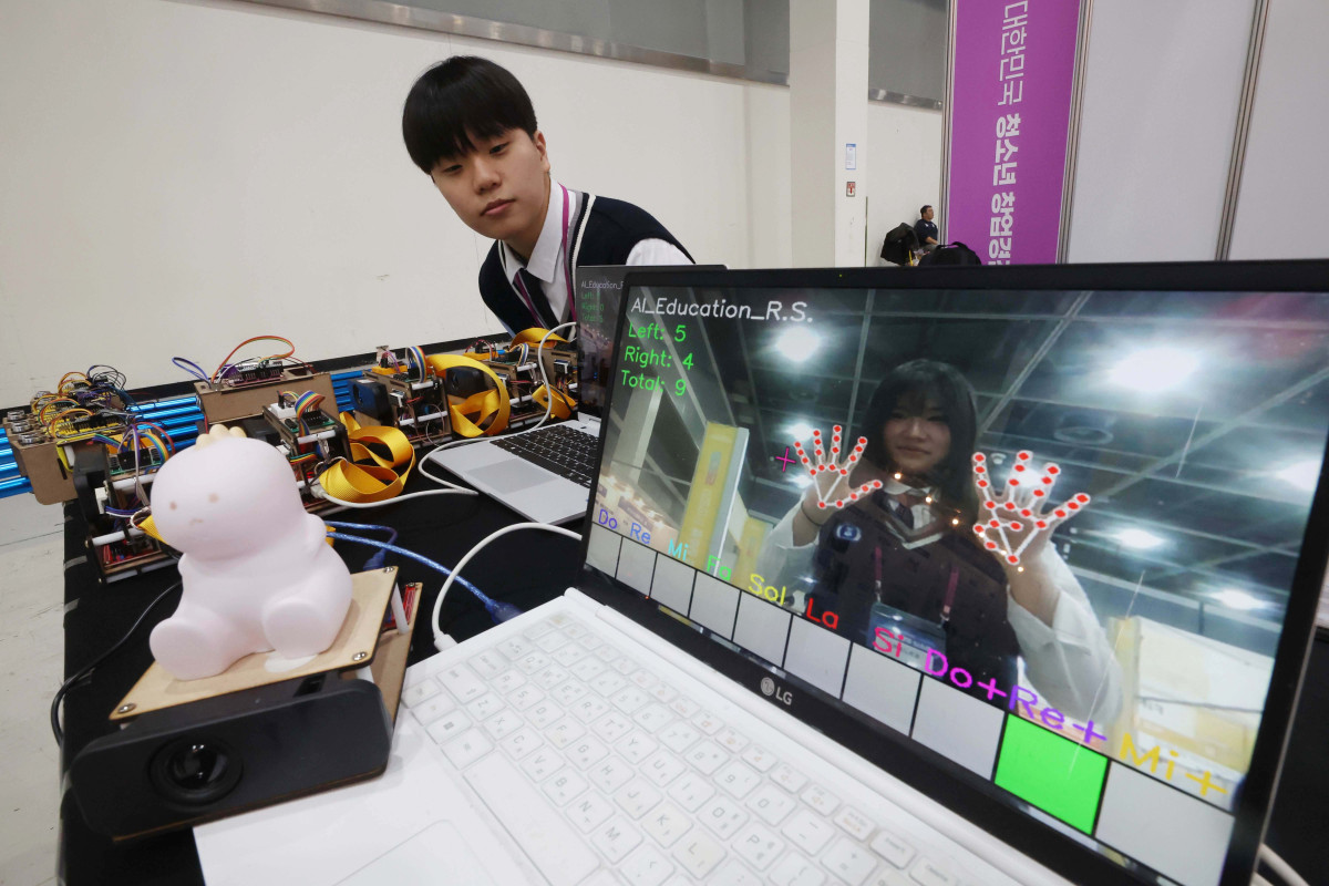 ▲30일 서울 서초구 aT센터에서 열린 ‘2025 대한민국 청소년창업경진대회’에서 효정고 학생들이 발달장애인의 소근육 발달을 위한 AI연주기를 시연하고 있다. 교육부와 17개 시·도교육청 주최로 올해 12번째를 맞이한 '대한민국 청소년 창업경진대회'는 ‘인공지능(AI) 시대의 주역, 창업으로 미래를 열다!’를 주제로 운영됐다. 지난해(498개)보다 150개가 증가한 전국 648개 청소년 창업동아리가 참가했으며, 결선엔 50개 동아리가 진출해 동아리관(부스)을 운영하고 활동 성과를 공유했다. 결선에서는 온라인 발표 심사 결과와 당일 부스 운영 심사 결과를 종합해 최종 시상 동아리가 선정된다. 신태현 기자 holjjak@