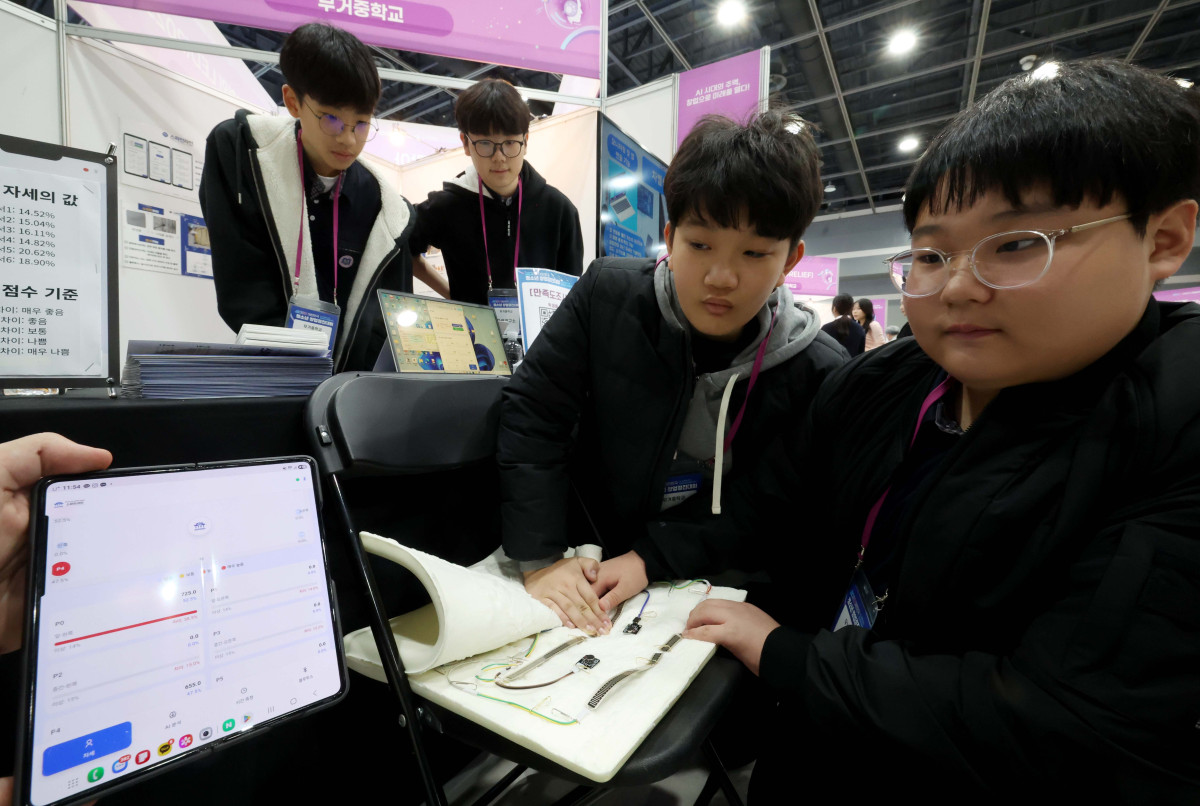 ▲30일 서울 서초구 aT센터에서 열린 ‘2025 대한민국 청소년창업경진대회’에서 무거중 학생들이 스마트폰 앱과 연동해 척추측만증 진단과 자세개선을 돕는 스마트 방석을 시연하고 있다. 교육부와 17개 시·도교육청 주최로 올해 12번째를 맞이한 '대한민국 청소년 창업경진대회'는 ‘인공지능(AI) 시대의 주역, 창업으로 미래를 열다!’를 주제로 운영됐다. 지난해(498개)보다 150개가 증가한 전국 648개 청소년 창업동아리가 참가했으며, 결선엔 50개 동아리가 진출해 동아리관(부스)을 운영하고 활동 성과를 공유했다. 결선에서는 온라인 발표 심사 결과와 당일 부스 운영 심사 결과를 종합해 최종 시상 동아리가 선정된다. 신태현 기자 holjjak@